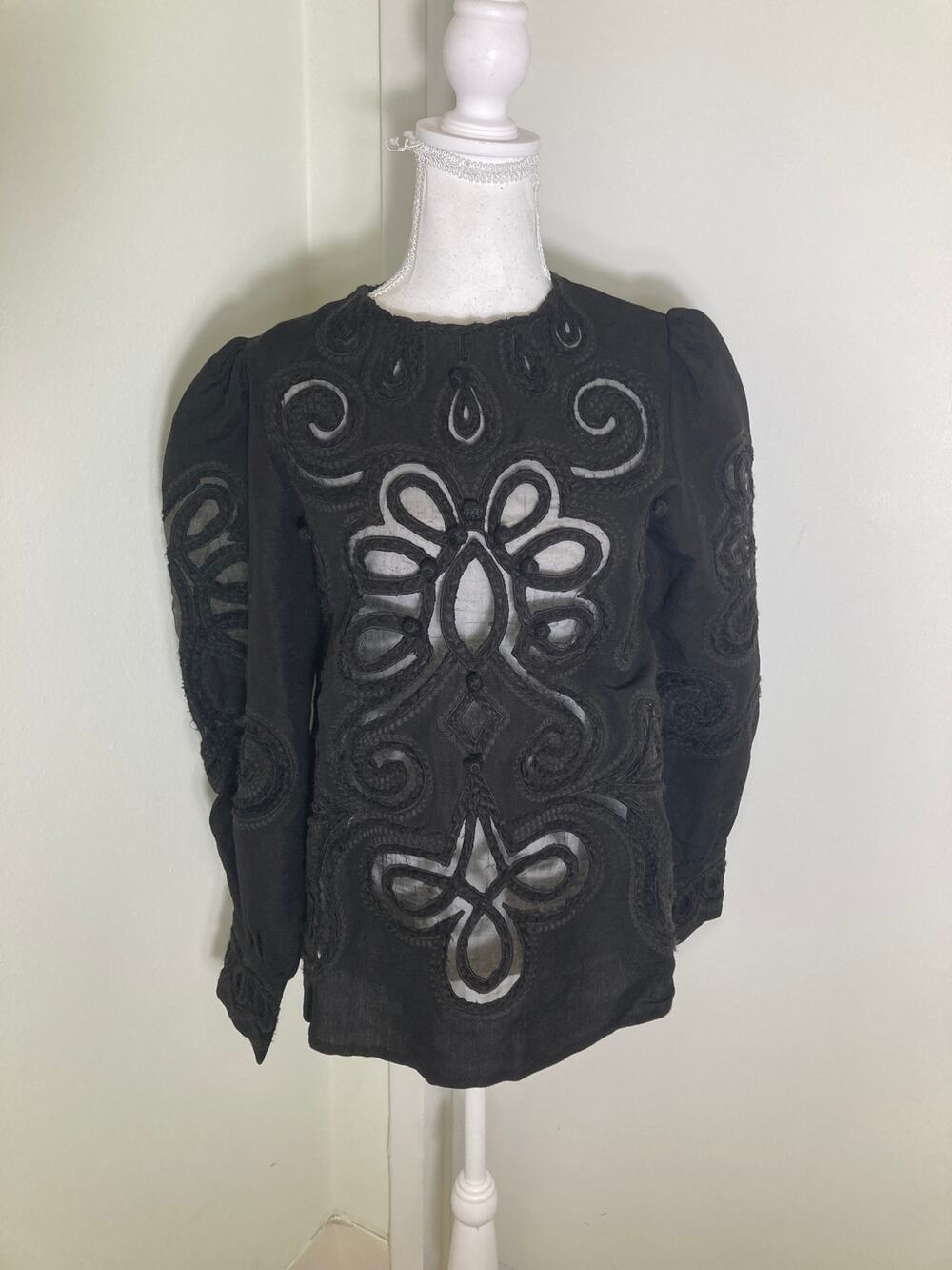 V.DE.Vinster Black Embroidered Top Sz s